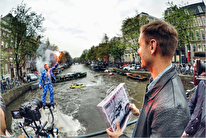 Flyboard-piloot overhandigt Armin van Buuren eerste fysieke exemplaar nieuw album