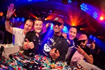 Nieuw wereldrecord behaald met de allerlangste DJ marathon van de wereld, 14 dagen lang non-stop muziek gedraaid met 364 DJ's vanuit Alphen aan den Rijn